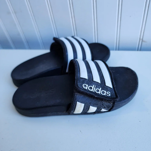 Adidas Unisex  Kids' Slides Core Black White Cloud White Adjastable Sz 11k - Picture 1 of 7